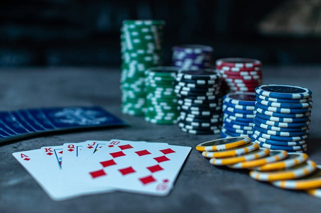 Spielkarten und Chips für Online Poker.
